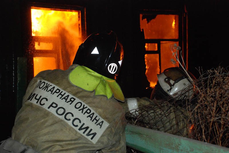 Пожар в бесхозном строении в г. Новошахтинске